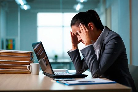 Девушка сидит за работой